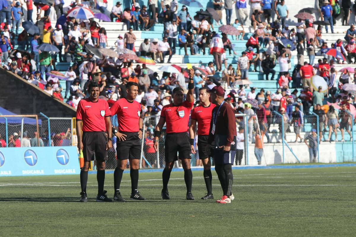 Europeos en las gradas, las bellezas de La Paz y en el muro para ver el Génesis vs Olimpia