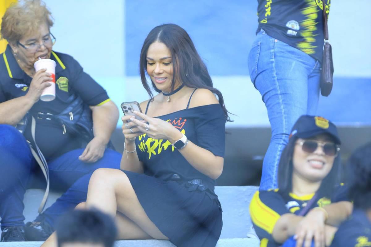 ¿Quién es la hermosa paramédica? El descuido de una edecán y las hermosas chicas en la final entre Real España - Olimpia