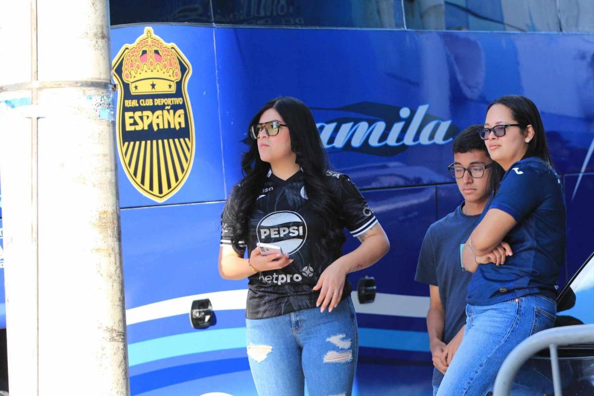 ¡Las azulitas son bellas! Hermosas aficionadas del Motagua enamoraron en el juego vs Real España, ¿quién es la rubia?