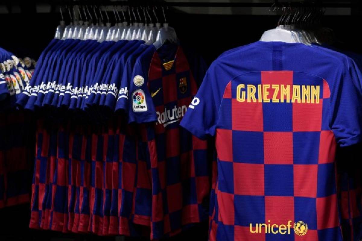 El dominio del balón, la canasta y sin dorsal: Así posó Griezmann con la camisa del Barcelona