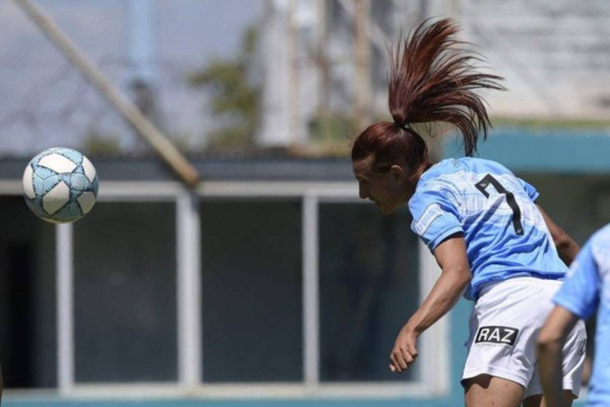 Con número de crack y el gesto que le sacó lágrimas: Así fue el debut de la primera futbolista transgénero