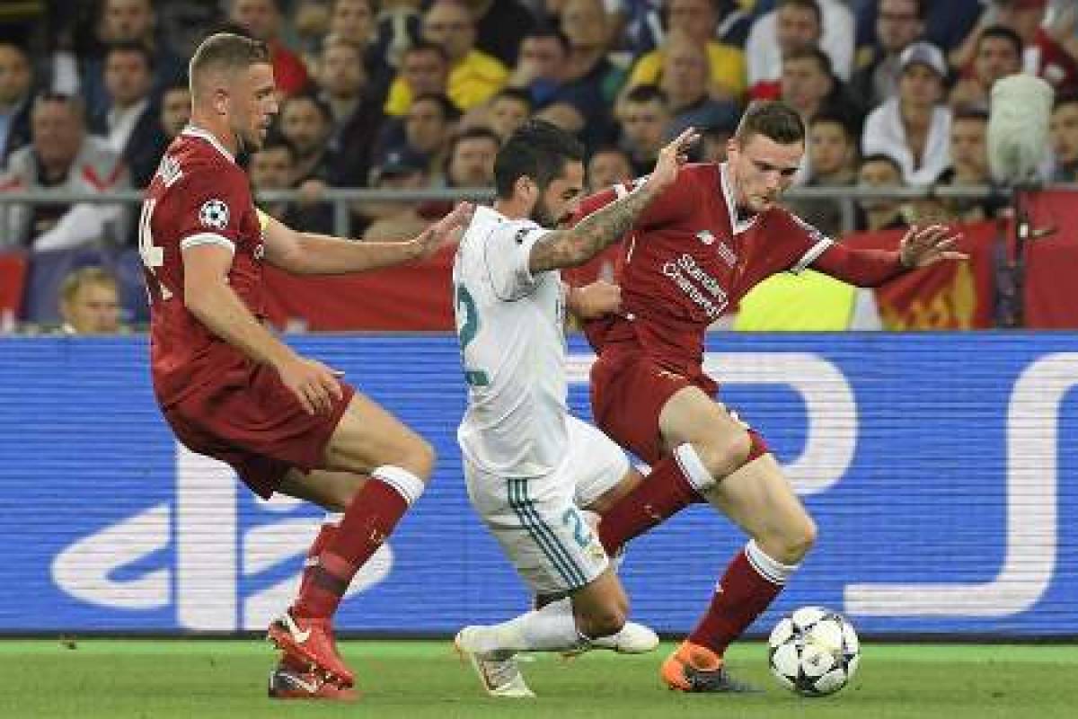 Liverpool's Liverpool's English midfielder Jordan Henderson (L) and Liverpool's Scottish defender Andrew Robertson (R) vie with Real Madrid's Spanish midfielder Isco (C) during the UEFA Champions League final football match between Liverpool and Real Madrid at the Olympic Stadium in Kiev, Ukraine on May 26, 2018. / AFP PHOTO / LLUIS GENE