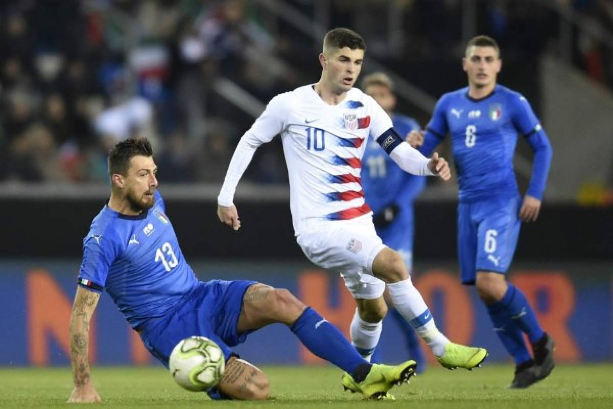 Italy's defender Francesco Acerbi (L) and Unites States' midfielder Christian Pulisic (R) vie for the ball during the friendly football match between Italy and the USA at the Luminus Arena Stadium in Genk on November 20, 2018. (Photo by JOHN THYS / AFP)