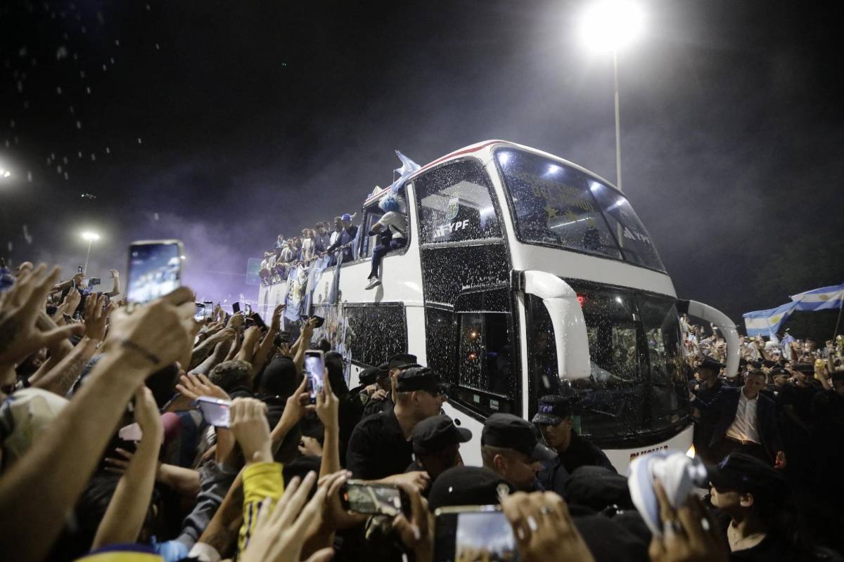 La copa está en casa: El espectacular recibimiento en Argentina a Messi y los campeones del Mundo