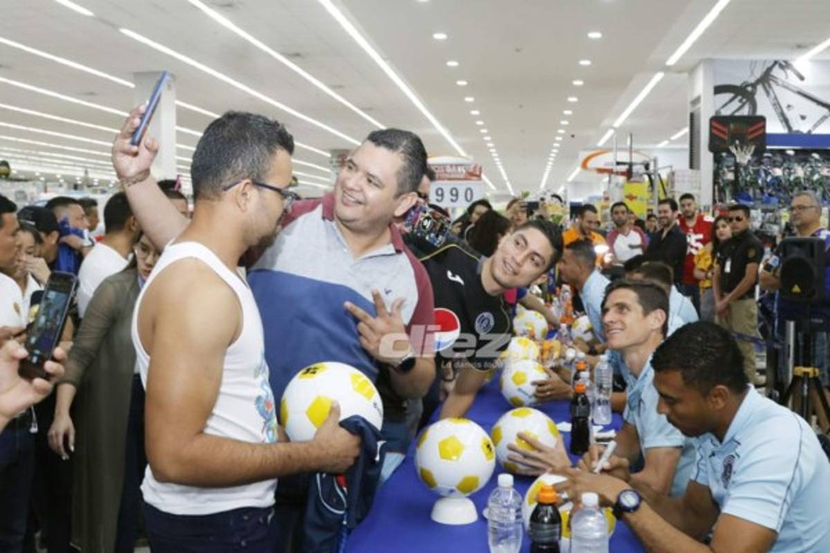 Dos chicas hermosas: Afición del Motagua acuerpa a su equipo previo al clásico ante Olimpia