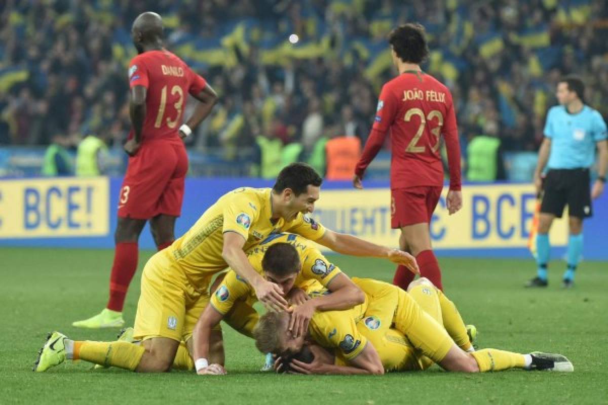 Ukraine's players celebrate after the Euro 2020 football qualification match between Ukraine and Portugal at the NSK Olimpiyskyi stadium in Kiev on October 14, 2019. (Photo by Genya SAVILOV / AFP)