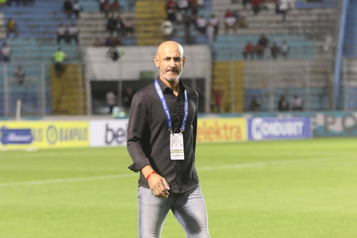 Alberth Elis le sonríe al fútbol, la nueva sorpresa que nadie sabía del Nacional y Olimpia presentó su título ante Lobos UPN