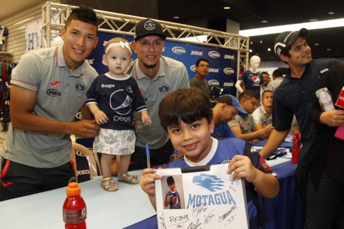 Aficionados abarrotaron llegada de Motagua a San Pedro Sula
