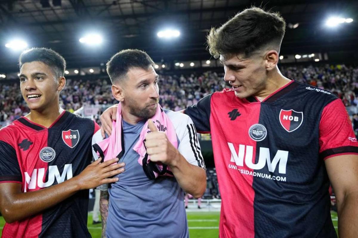 Beso a Messi, lindo gesto de Leo con Newell’s y el jugador que se llevó la camisa del “10” en su partido más especial