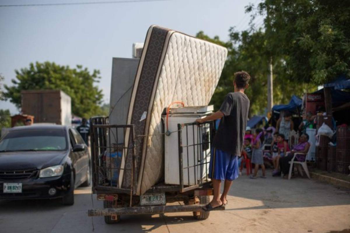 Ciudadanos de La Lima evacúan la ciudad ante llegada del huracán Iota este lunes