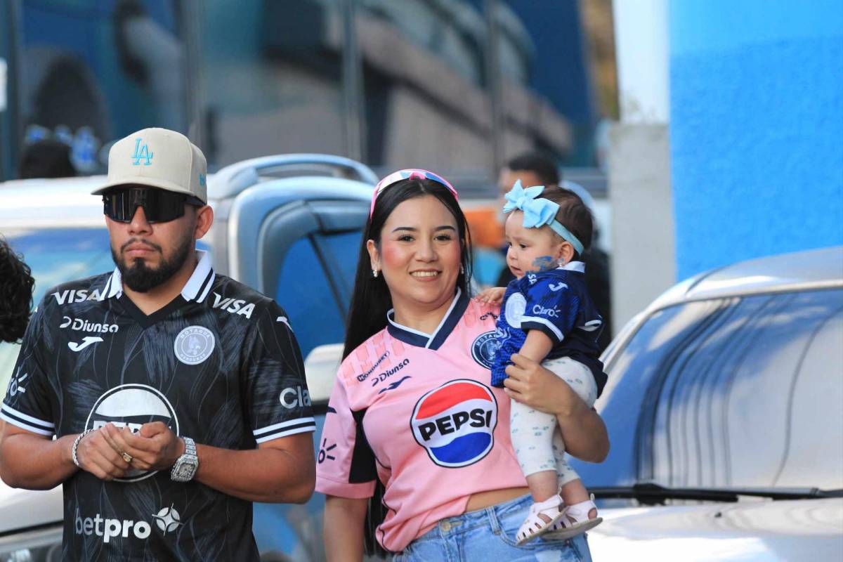 ¡Las azulitas son bellas! Hermosas aficionadas del Motagua enamoraron en el juego vs Real España, ¿quién es la rubia?