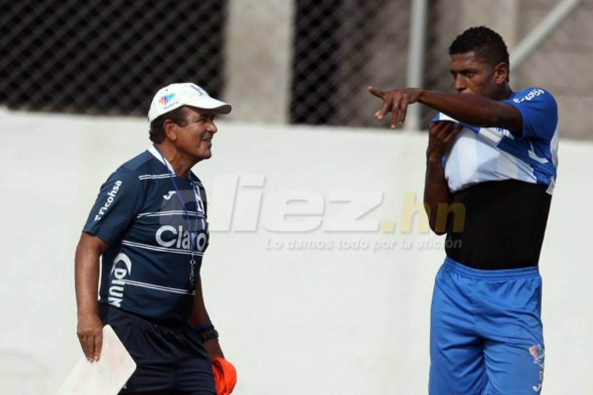 CURIOSAS: El abrazo de Carlo Costly y los que están atrás de Donis Escober