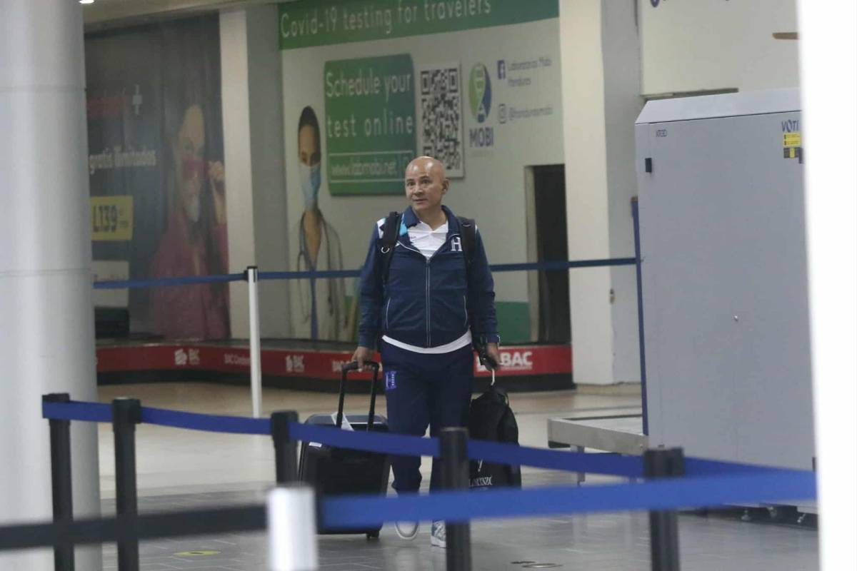 Con rostros serios y cabizbajos: así llegó la Bicolor a Honduras luego de perder en Nicaragua; ¿raparon a los debutantes?