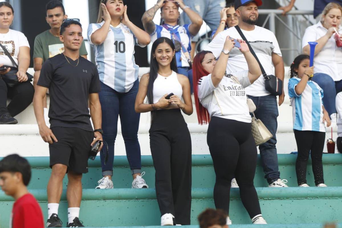 ¡Milagro Flores, de infarto! La Queso tiene a su jugador favorito en el juego de tiktokers entre Honduras y Brasil y ¿Quién es la hermosa de lentes?