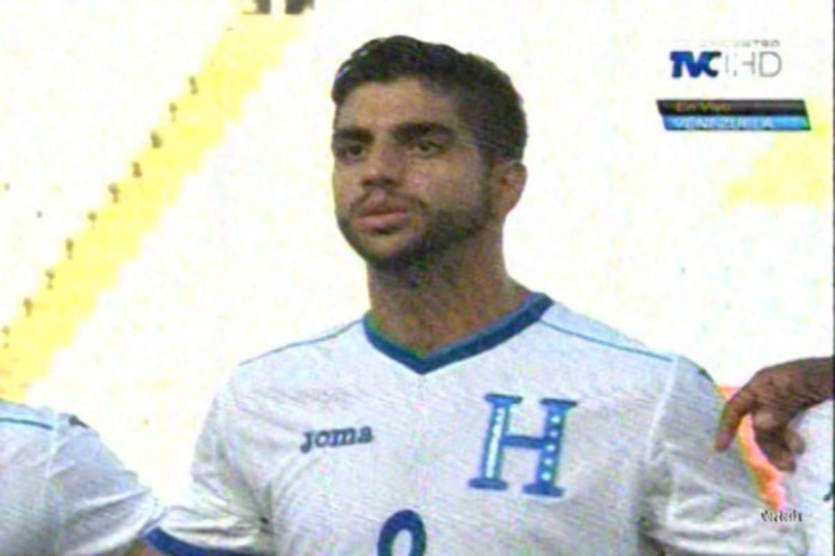 VIDEO: Jona Mejía demostró su fidelidad a Honduras cantando el himno