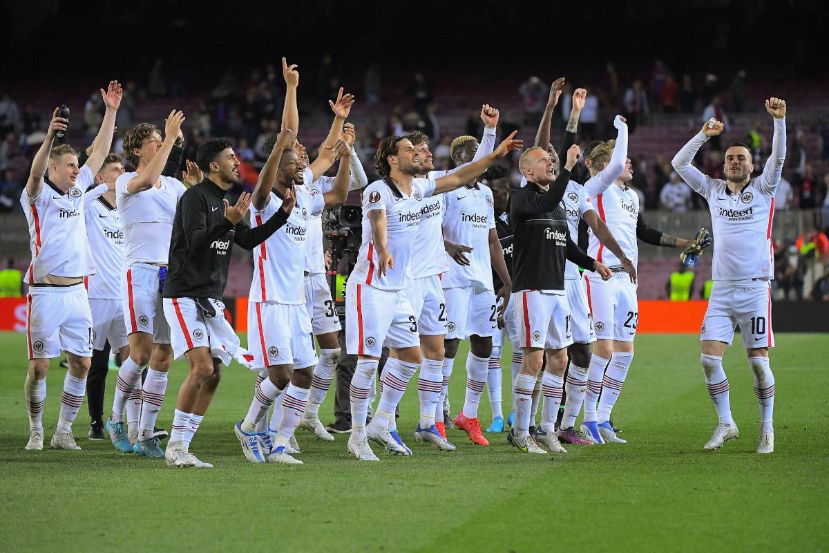 NO SE VIO EN TV: Festejó como Cristiano Ronaldo en el Camp Nou, crack del Eintracht tomó venganza contra Barcelona y el apasionado beso