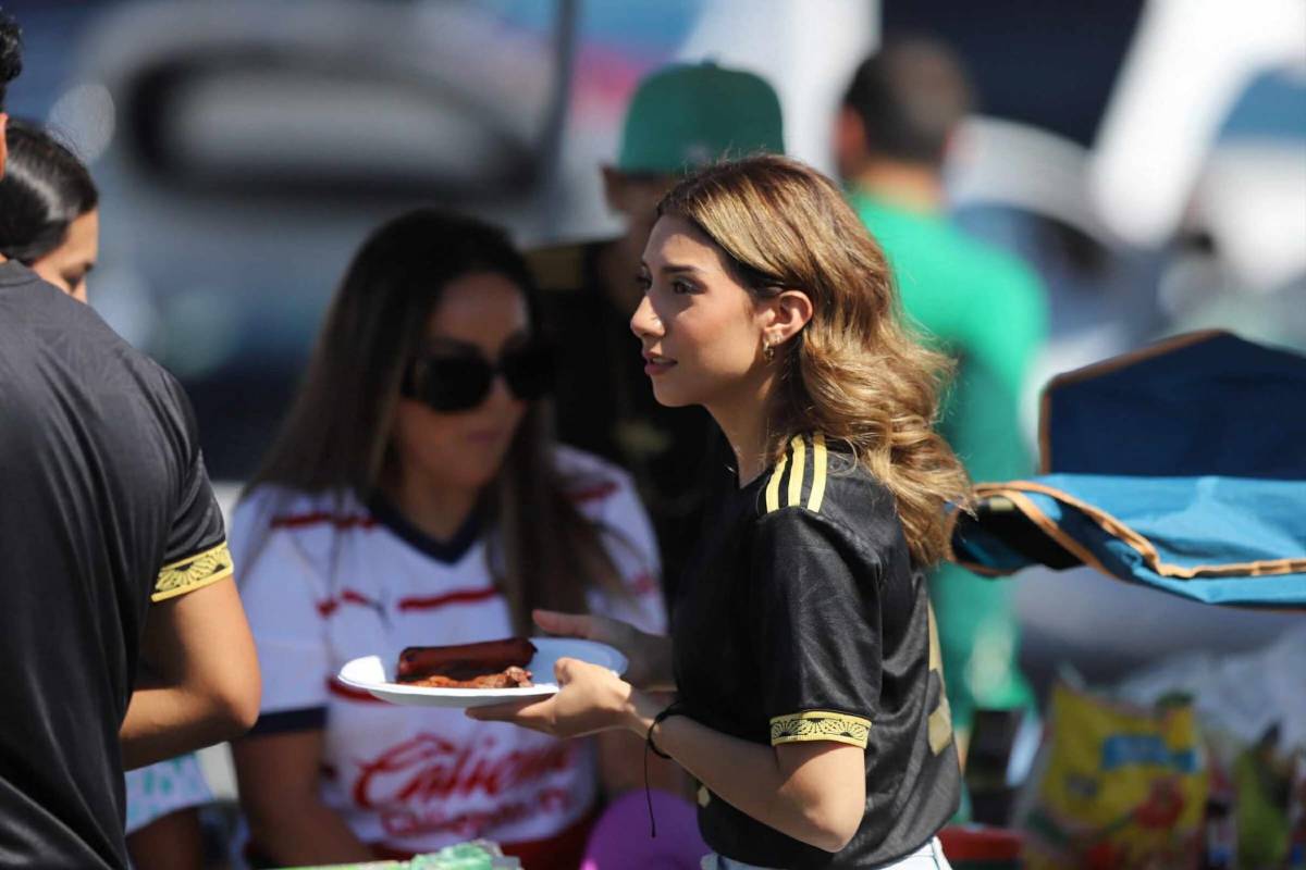 ¡Quiénes son las dos catrachas que se robaron las miradas! El Honduras vs México se engalana con hermosas aficionadas