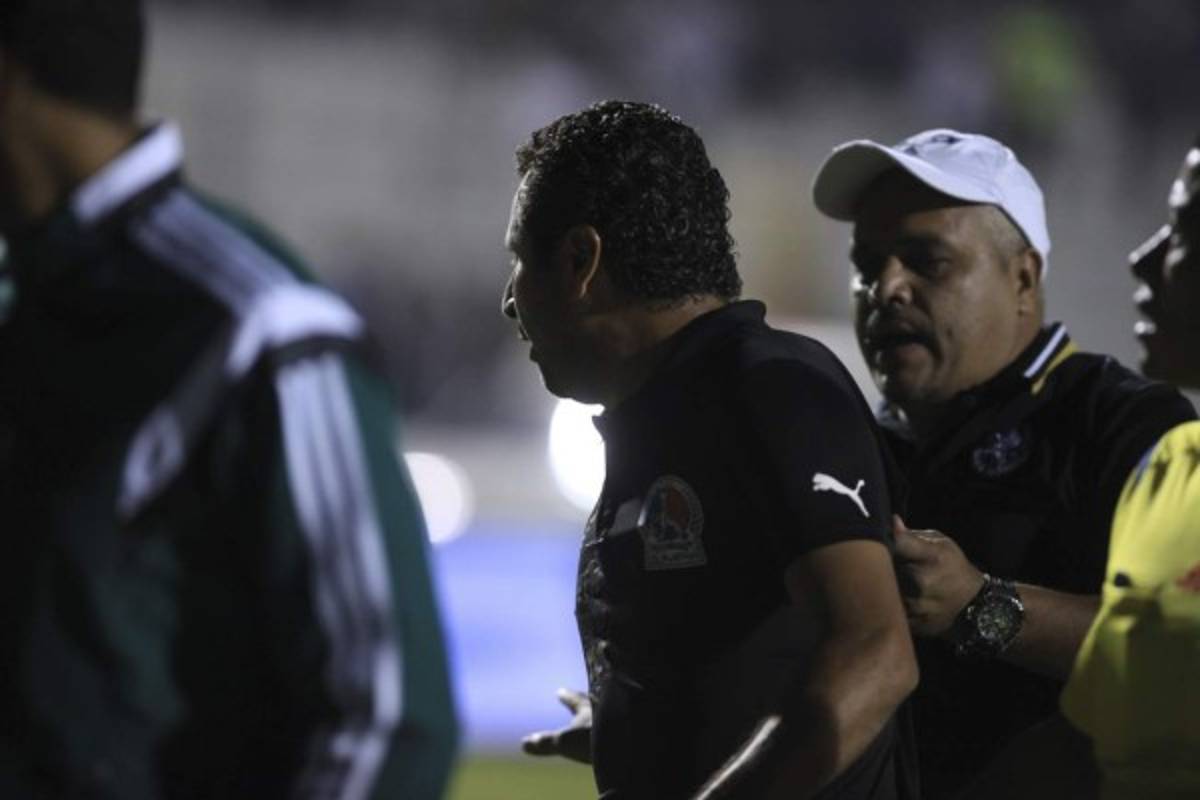 Las 'rabietas' más recordadas de los entrenadores hondureños por las que fueron expulsados