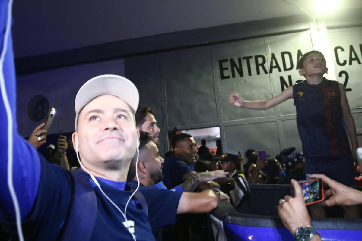 ¡Locura! Afición de Motagua arropa al club con banderazo; niño sorprende a Javier López