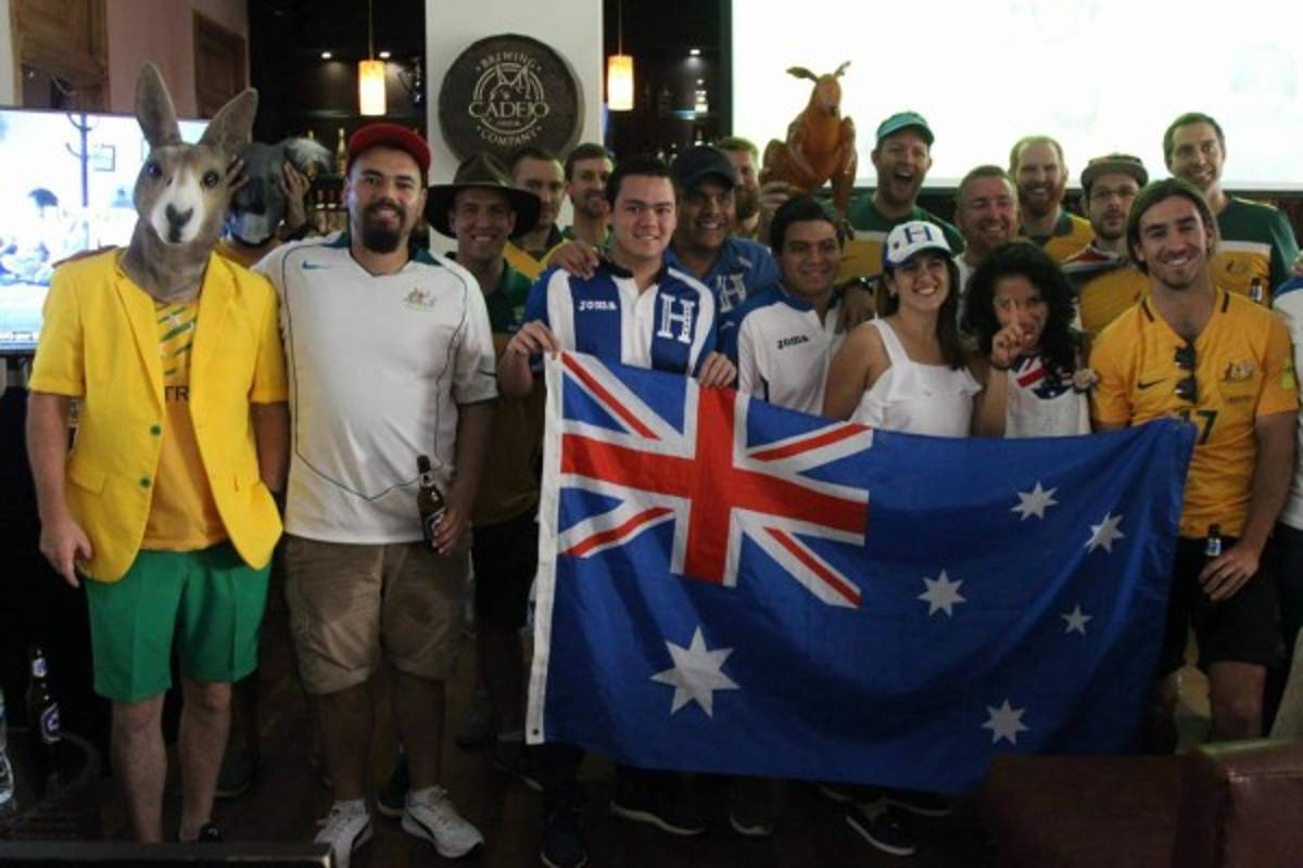 FOTOS: Con cerveza en mano y bailando punta, así la pasaron los australianos en Honduras
