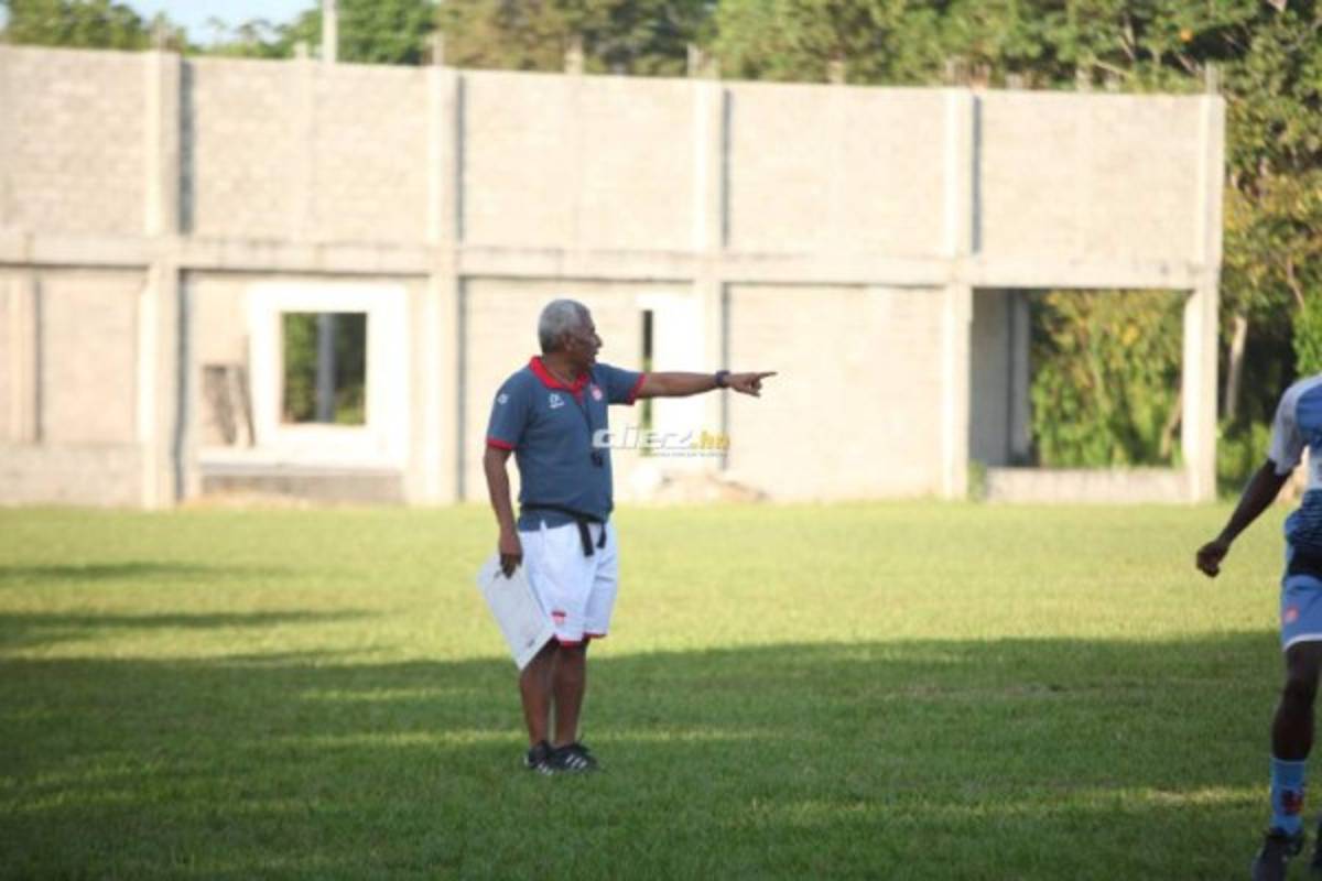 Puntual y corrector, así fue el primer entreno de Héctor Castellón en su regreso al Vida