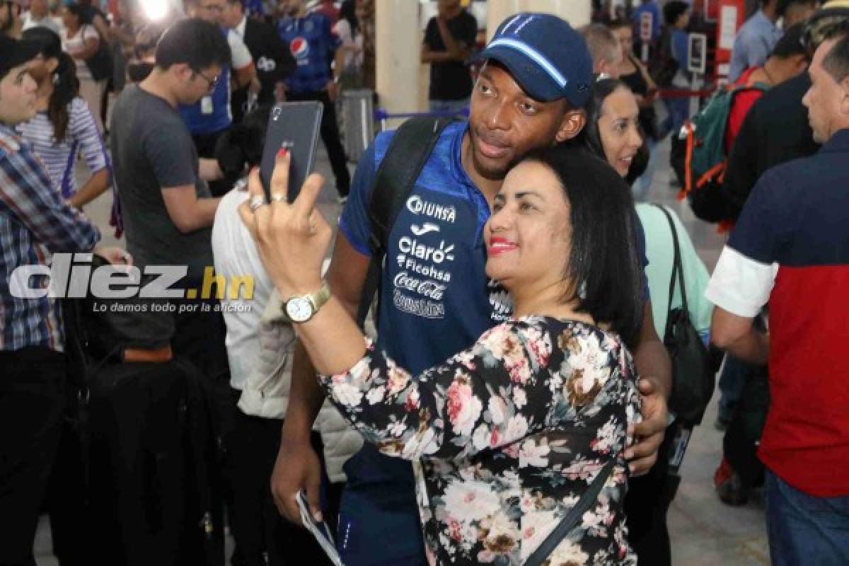 Día de 'selfies' y de la familia Róchez: así fue la salida de la Selección de Honduras