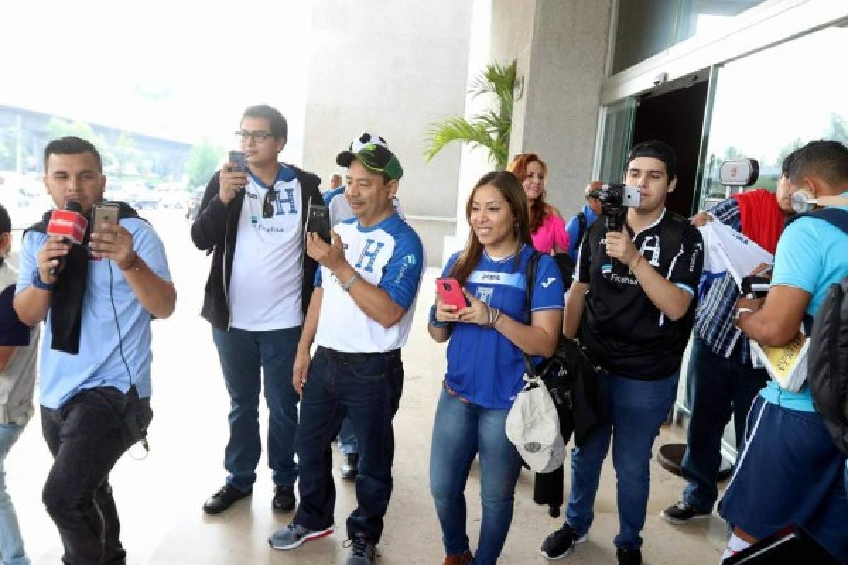 Aficionados arropan a Honduras a su llegada a Ciudad de México