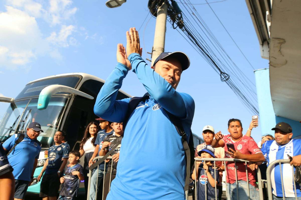 Chicas, niños y el sujeto que bajó del bus del Génesis previo al partido vs Motagua