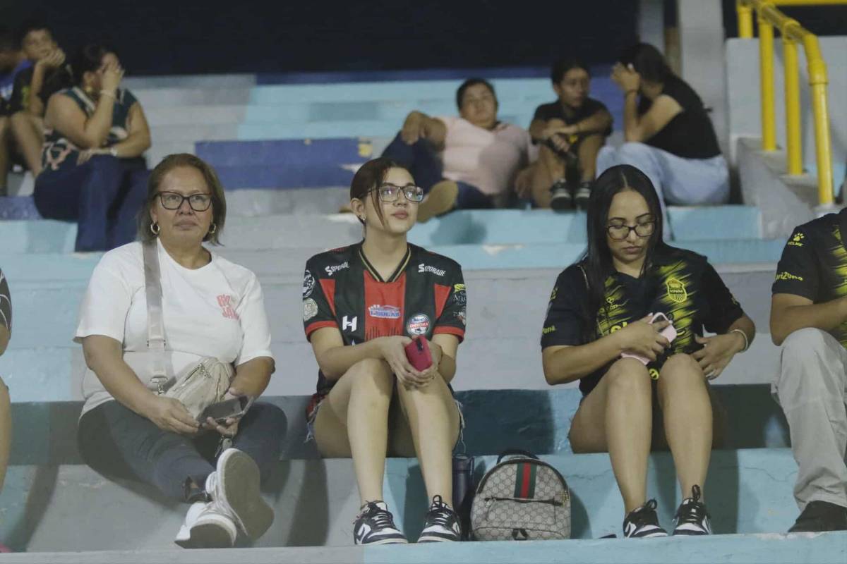 El amor invade a Nixon Cruz, vuelve tras meses lesionado y aficionada de Choloma se lleva las miradas en el juego que triunfó Real España