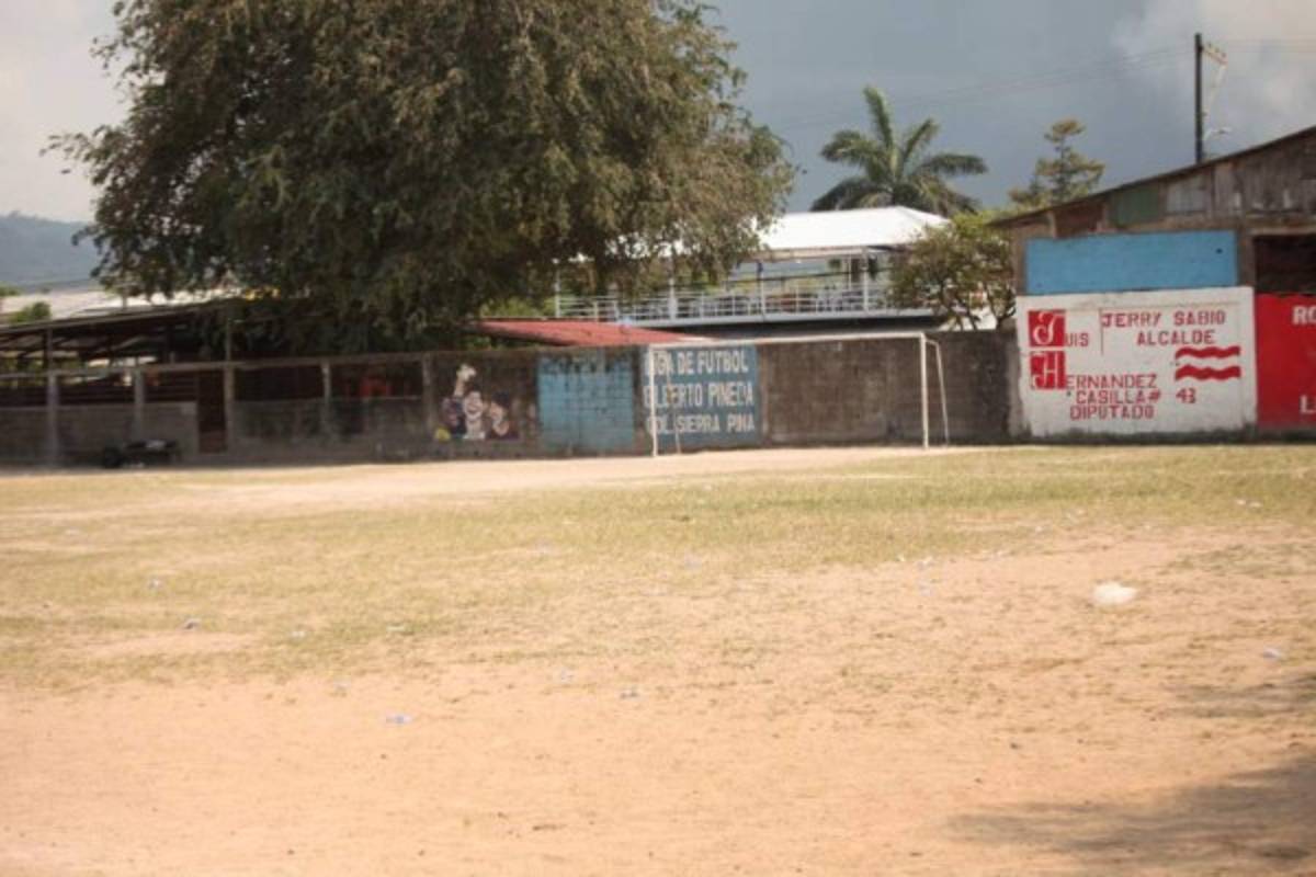 Cancha de tierra y gratos recuerdos: Así creció Bryan Acosta en La Ceiba