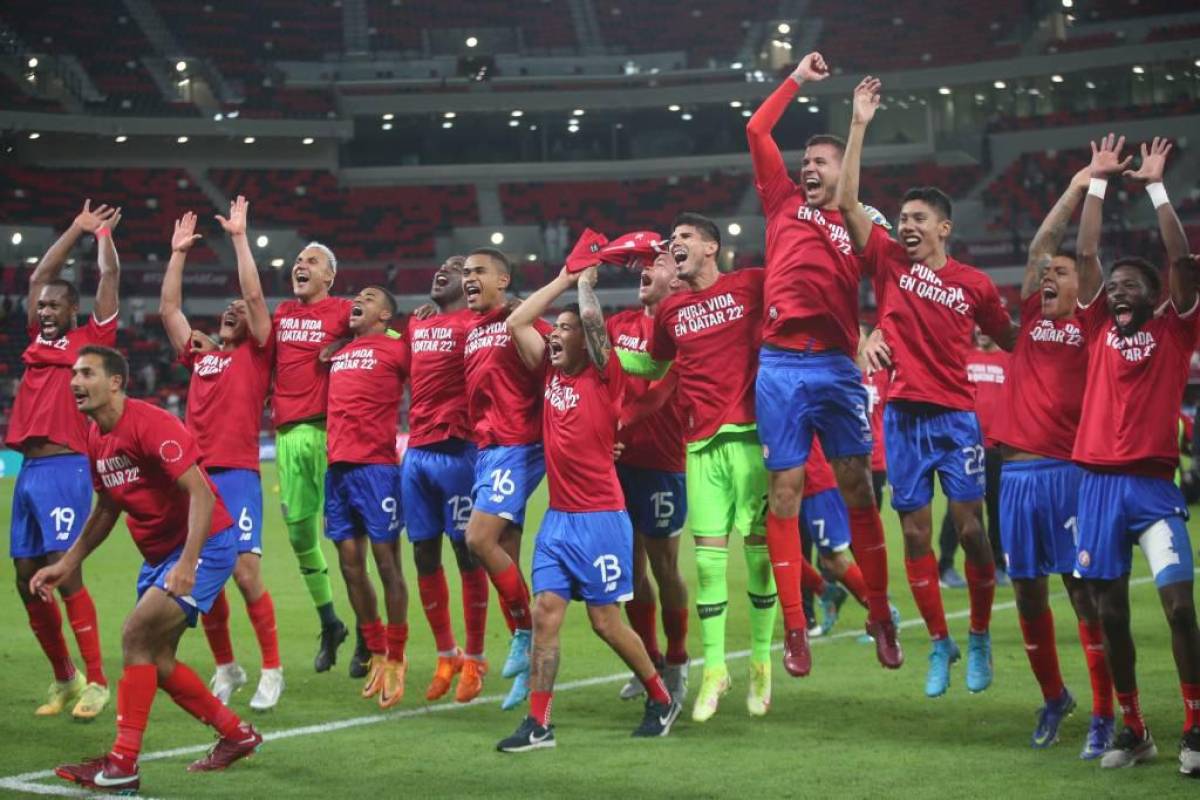 Celebración de los jugadores de Costa Rica tras vencer a Nueva Zelanda.