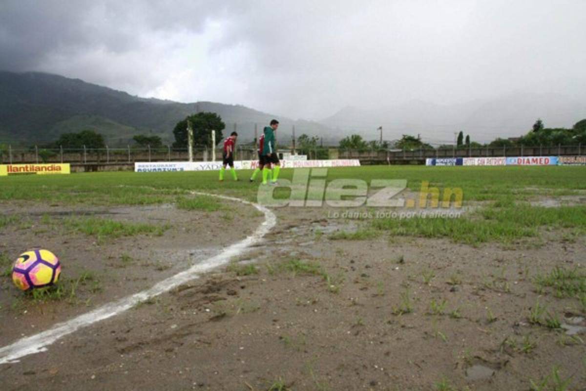 Así de deteriorada luce la cancha del estadio Francisco Martínez de Tocoa