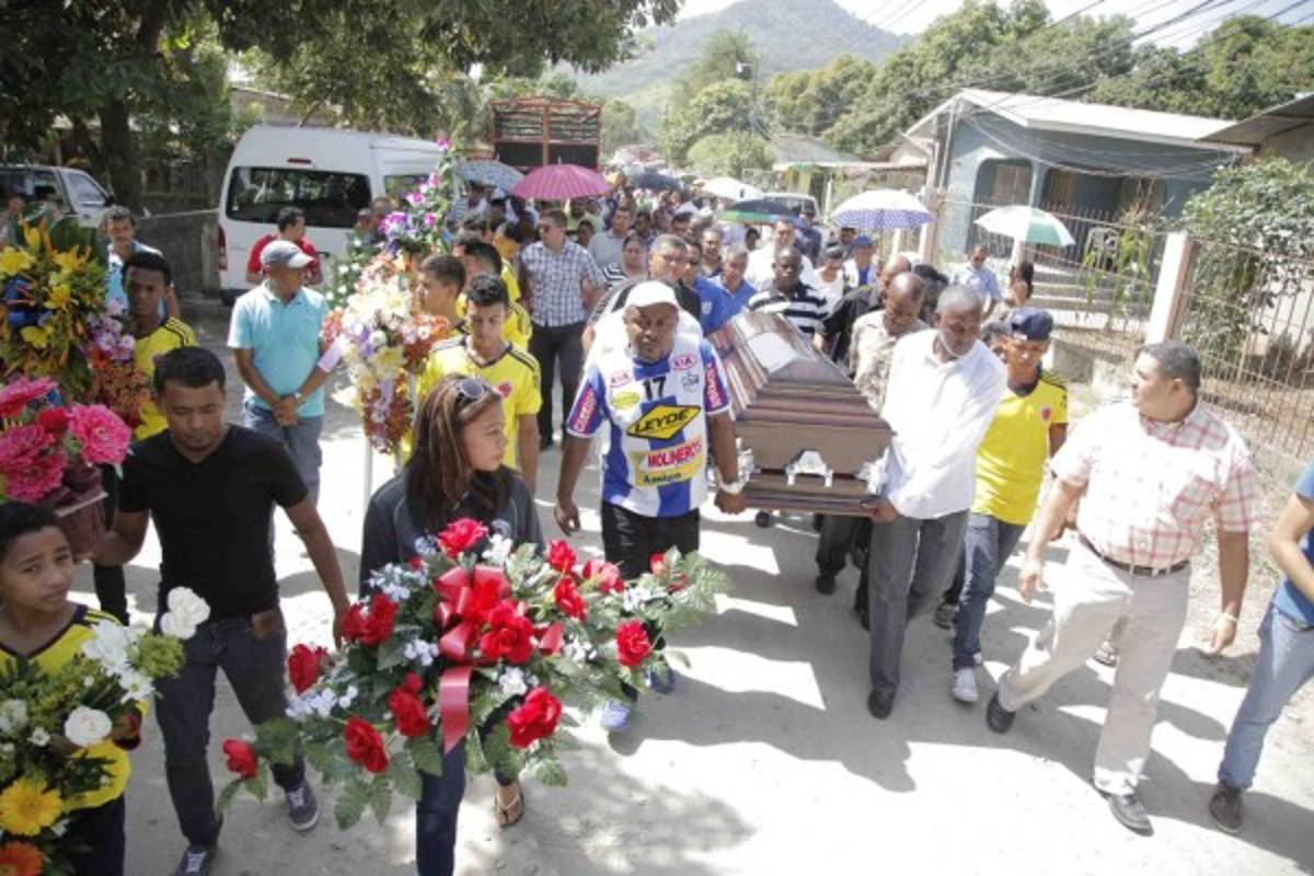 Multitudinario adiós a Enrique Reneau en su natal Jutiapa