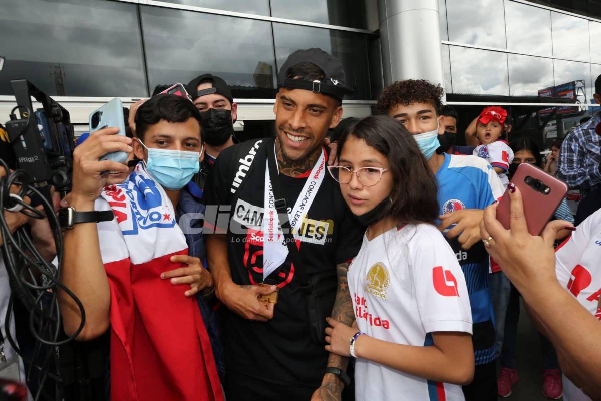 La llegada triunfal del campeón Olimpia a Honduras: La locura del ‘Patón’, el recibimiento a Bengtson y ¿quién bajó la copa?