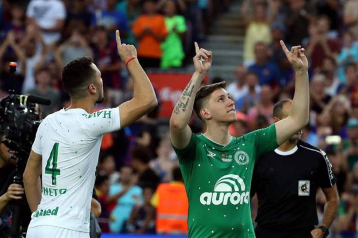 CURIOSAS: El profundo abrazo de Messi, homenaje y lágrimas en el Barça-Chapecoense