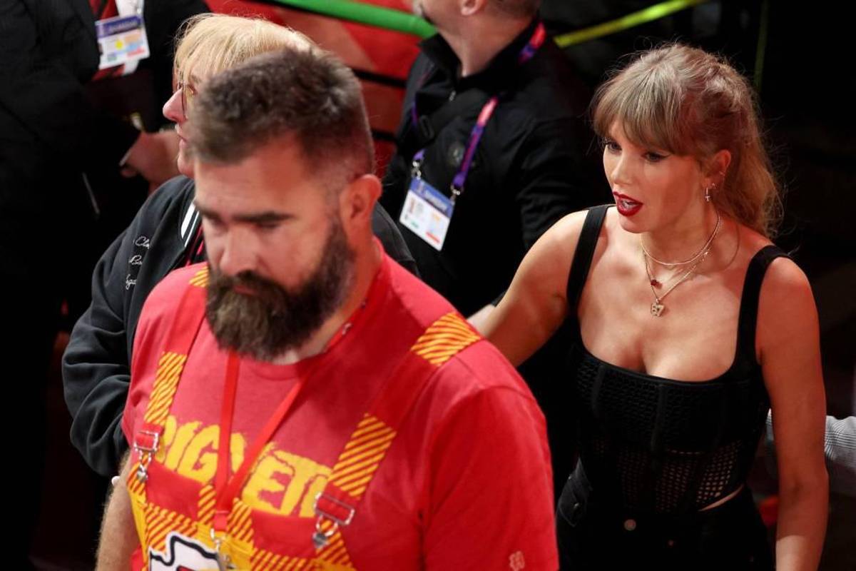 Así fue el derroche de amor entre Taylor Swift y Travis Kelce tras el Super Bowl; Donald Trump arremetió contra la cantante