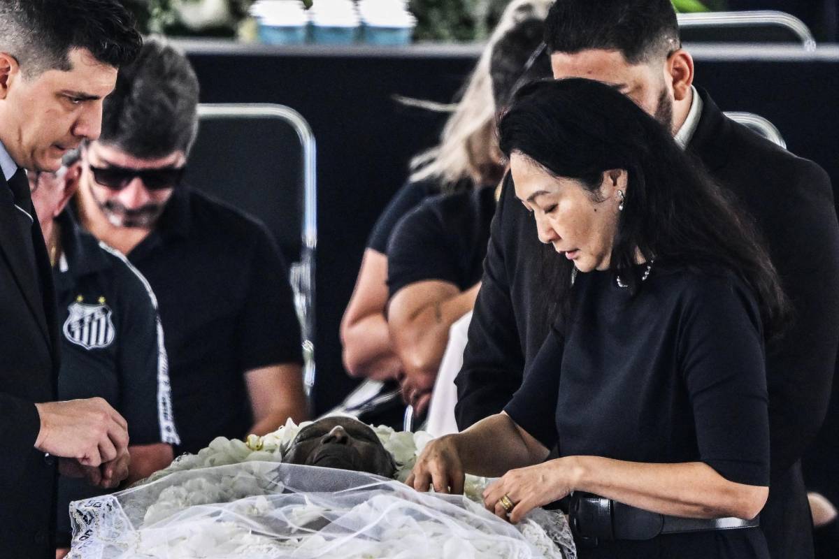 Fotos: Centenares de brasileños dan su último adiós al “rey” Pelé en el estadio del Santos