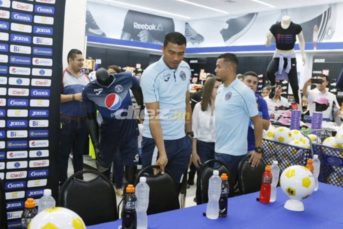 Dos chicas hermosas: Afición del Motagua acuerpa a su equipo previo al clásico ante Olimpia
