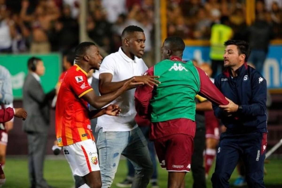 ¡Bochorno! Saprissa-Herediano terminó entre golpes, empujones e insultos