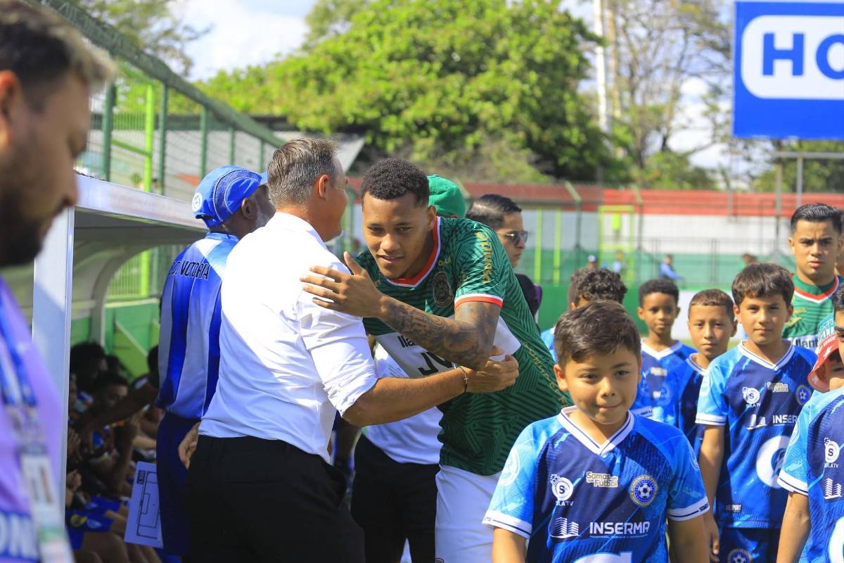 Tota Medina se encara con hincha y el árbitro, celebración a lo Cristiano Ronaldo y las chicas del Marathón que enamoraron