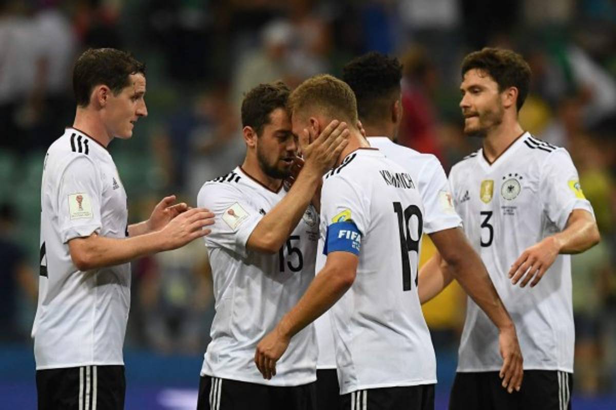 NO SE VIO POR TV: ¿Qué hacía Löw y qué le dijo Marco Fabián? El abrazo de 'Memo' Ochoa