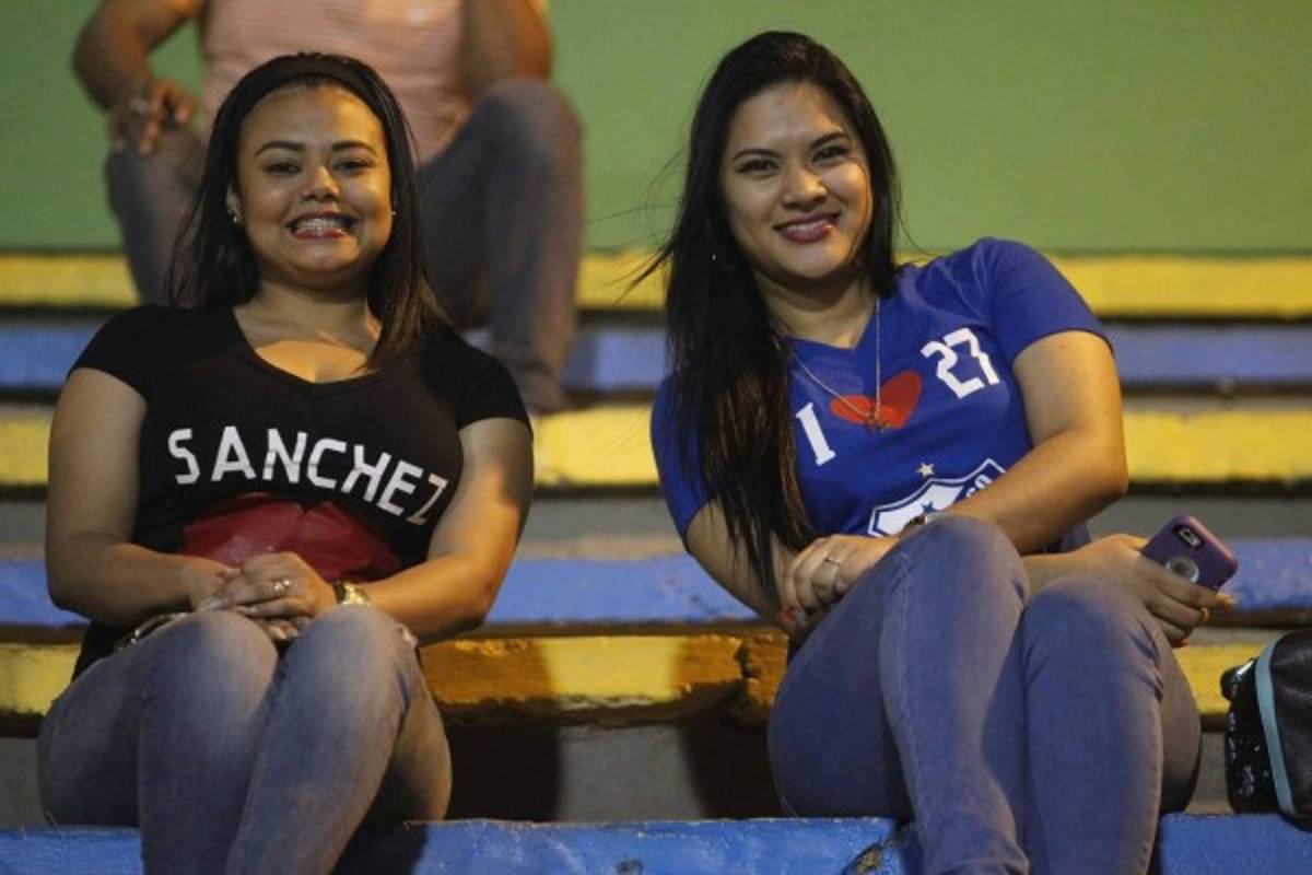 ¿Quién es la chica de rojo que engalanó el inicio de la jornada de Liga Nacional?