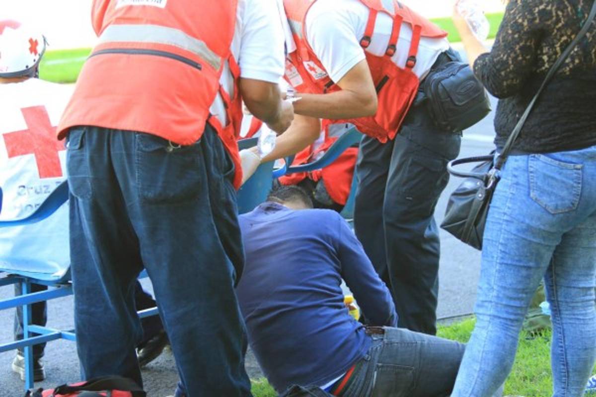 FOTOS: Vidrios rotos, sangre y muchas piedras dejó el clásico capitalino
