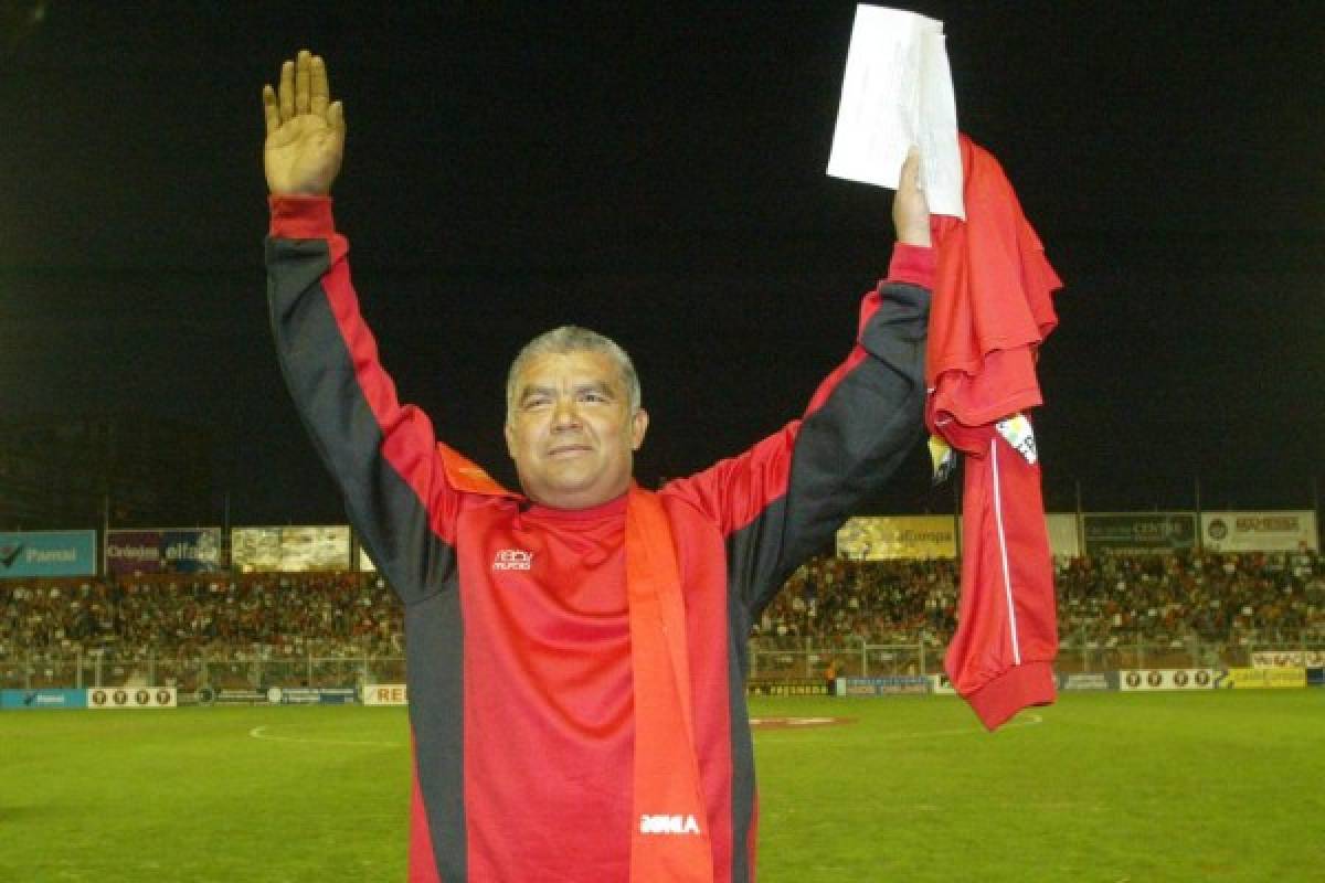 ¡Placas, trofeos y una puerta con su nombre! Lo homenajes a futbolistas hondureños en el extranjero