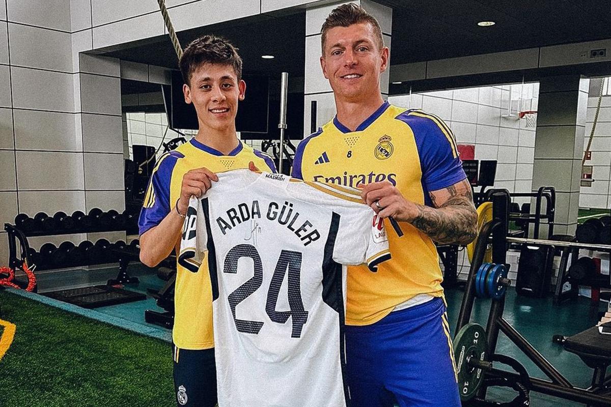 Arda Güler y Toni Kroos posando juntos cuando compartían el camerino madridista.