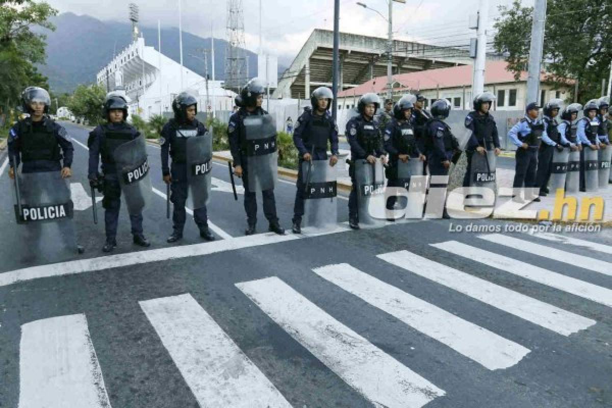 ¡AMBIENTAZO! El bonito gesto de un policía en la previa del Real España-Marathón