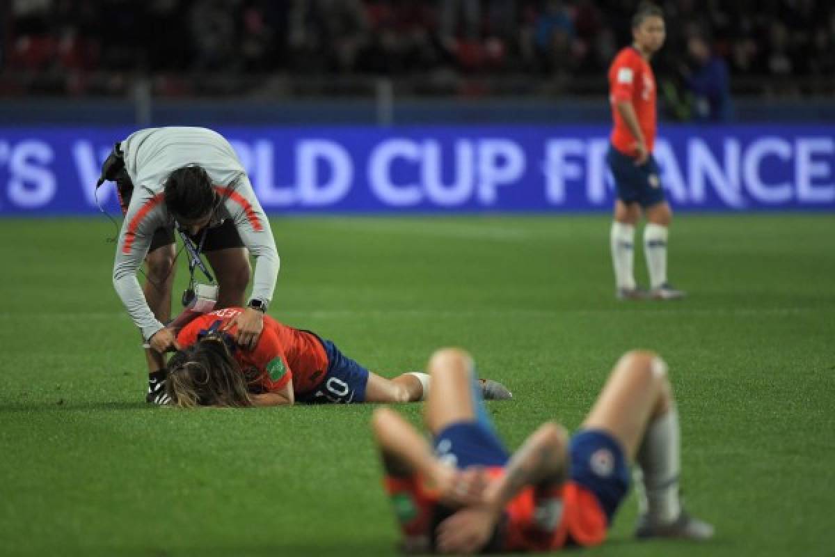 Chile's players react at the end of the France 2019 Women's World Cup Group F football match between Thailand and Chile, on June 20, 2019, at the Roazhon Park stadium in Rennes, western France. (Photo by LOIC VENANCE / AFP)