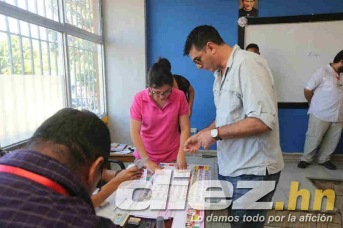 Curiosas: Urnas llevadas a caballo, alcalde se pone a bailar y niños la sensación