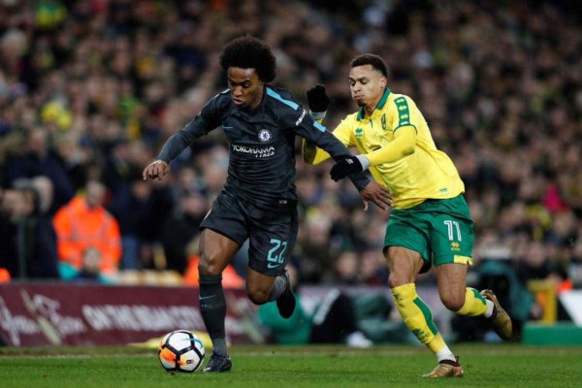 Norwich City's English midfielder Josh Murphy (R) challenges Chelsea's Brazilian midfielder Willian (L) during the English FA Cup third round football match between Norwich City and Chelsea at Carrow Road in Norwich, north east England on January 6, 2018. / AFP PHOTO / Adrian DENNIS / RESTRICTED TO EDITORIAL USE. No use with unauthorized audio, video, data, fixture lists, club/league logos or 'live' services. Online in-match use limited to 75 images, no video emulation. No use in betting, games or single club/league/player publications. /