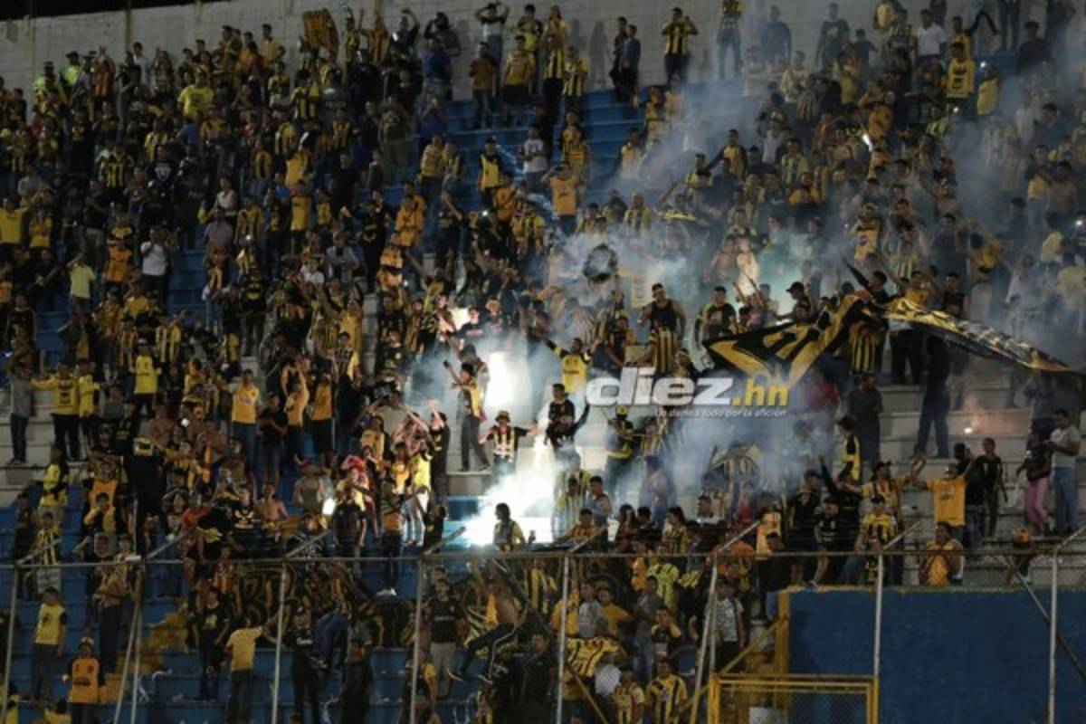 CURIOSAS: Policías en la cancha, pancarta y la acción de recogebalones